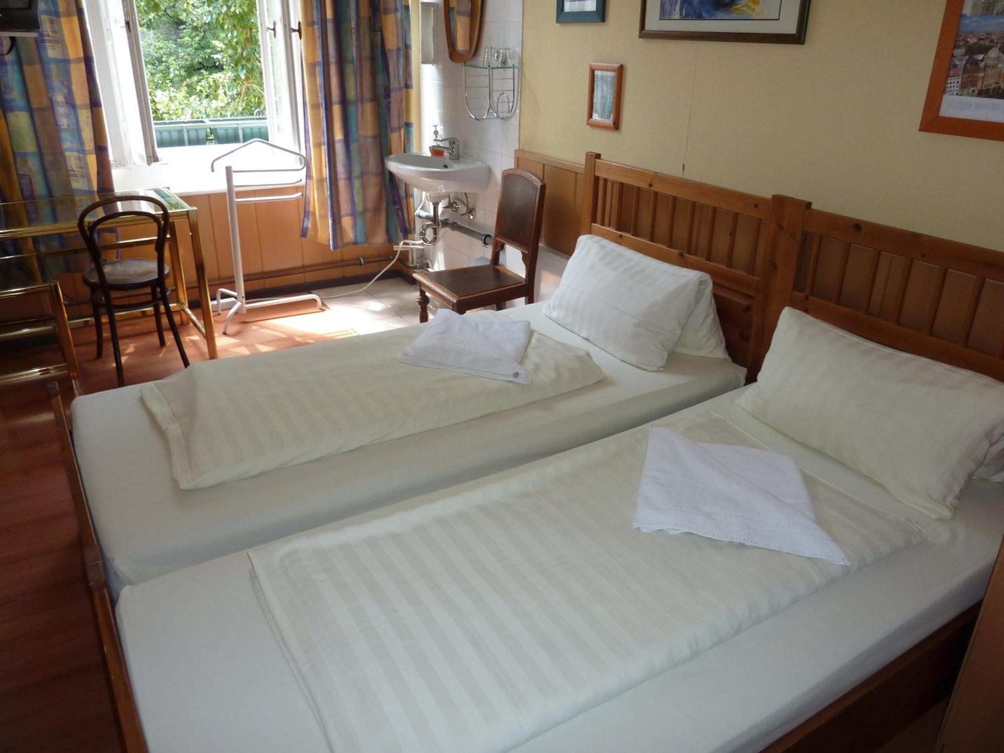 Hotel Pension Waizenegger Am Kurfuerstendamm เบอร์ลิน ภายนอก รูปภาพ