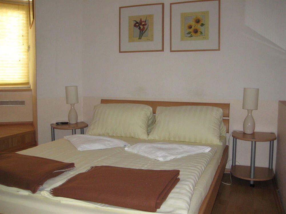 Hotel Pension Waizenegger Am Kurfuerstendamm เบอร์ลิน ภายนอก รูปภาพ