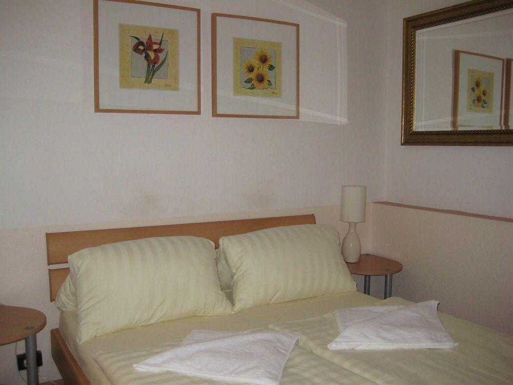 Hotel Pension Waizenegger Am Kurfuerstendamm เบอร์ลิน ภายนอก รูปภาพ