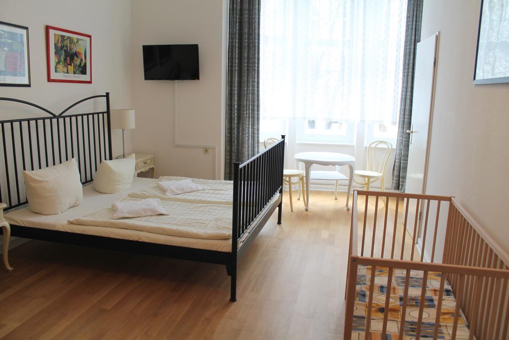 Hotel Pension Waizenegger Am Kurfuerstendamm เบอร์ลิน ภายนอก รูปภาพ