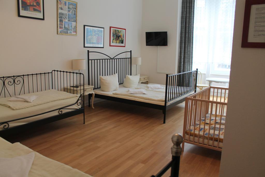 Hotel Pension Waizenegger Am Kurfuerstendamm เบอร์ลิน ภายนอก รูปภาพ
