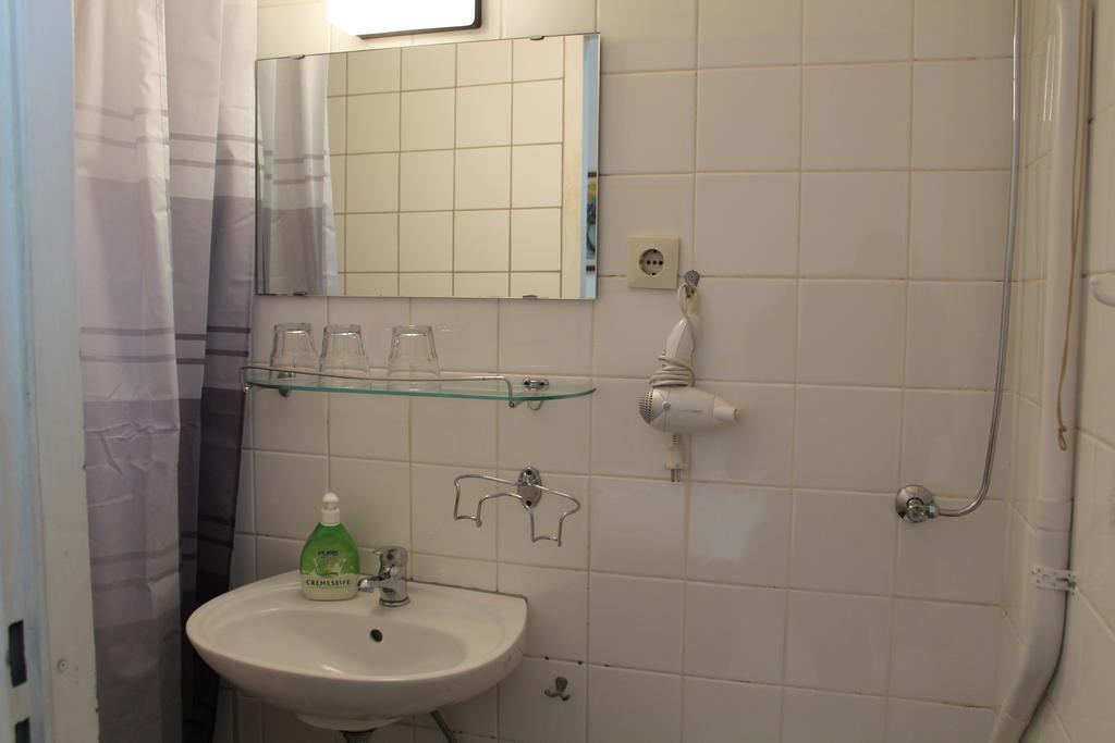 Hotel Pension Waizenegger Am Kurfuerstendamm เบอร์ลิน ภายนอก รูปภาพ