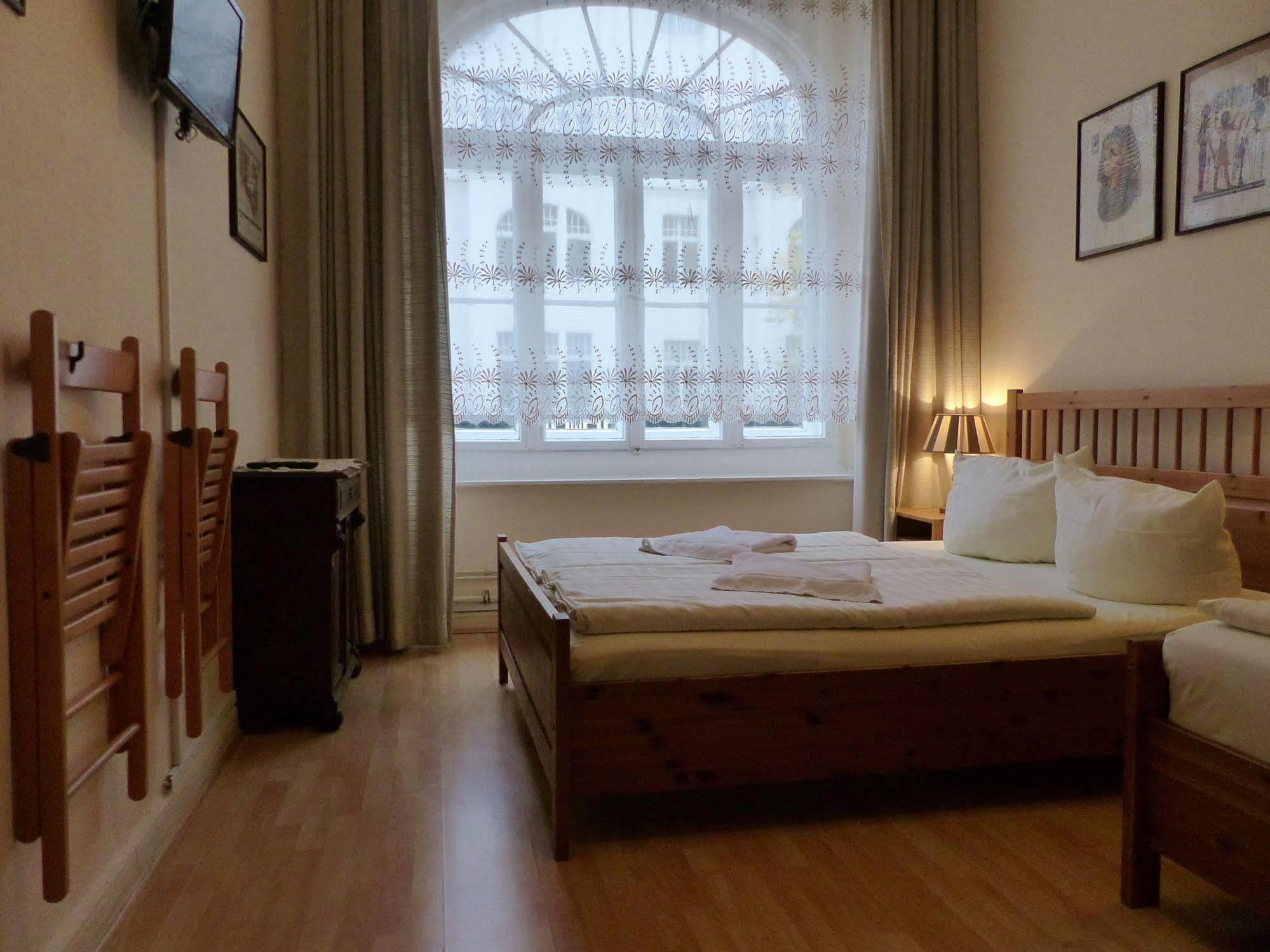 Hotel Pension Waizenegger Am Kurfuerstendamm เบอร์ลิน ภายนอก รูปภาพ