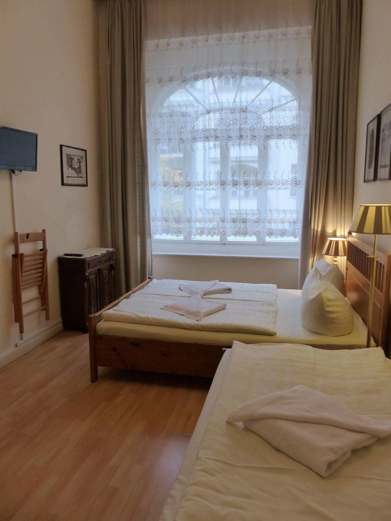 Hotel Pension Waizenegger Am Kurfuerstendamm เบอร์ลิน ภายนอก รูปภาพ
