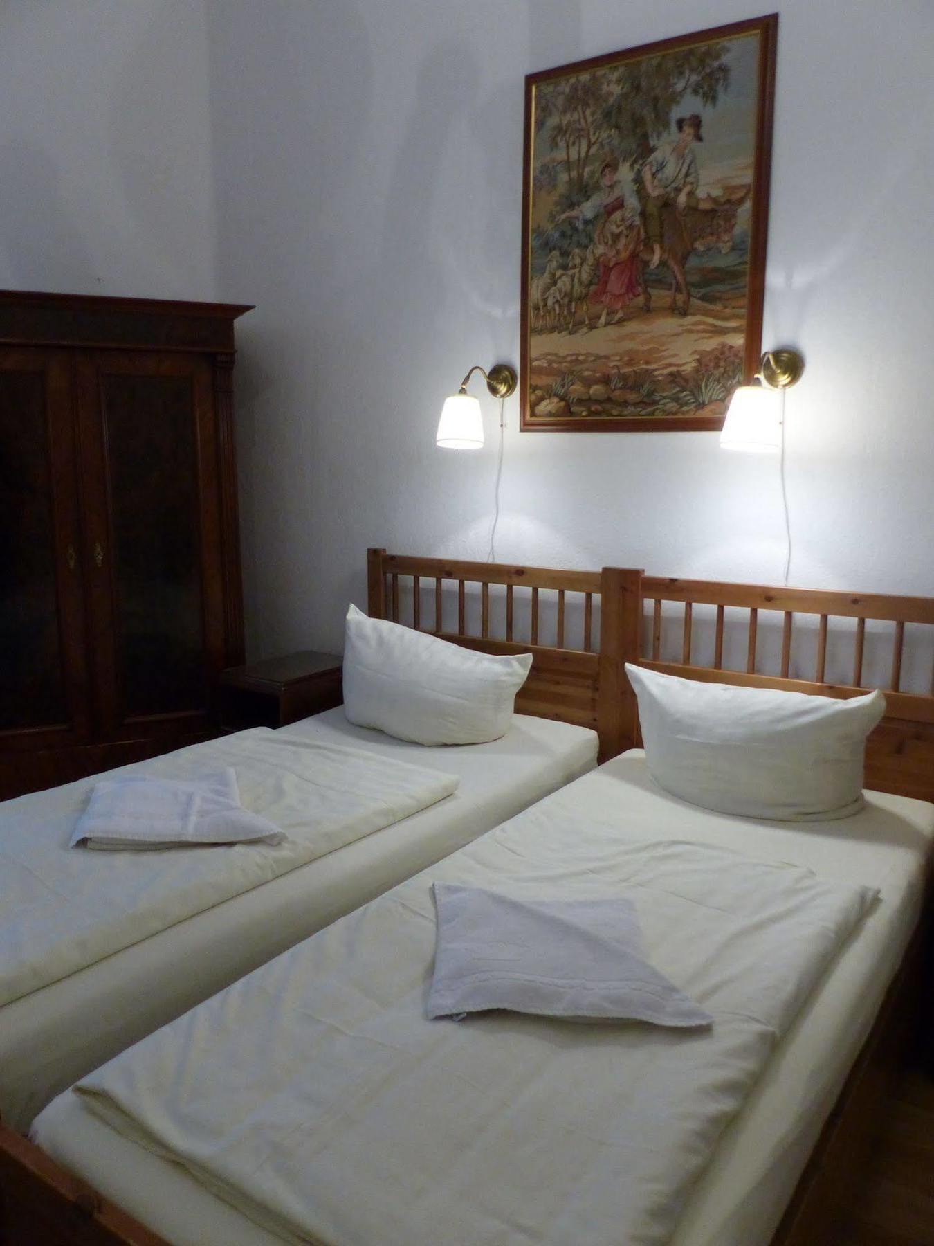 Hotel Pension Waizenegger Am Kurfuerstendamm เบอร์ลิน ภายนอก รูปภาพ