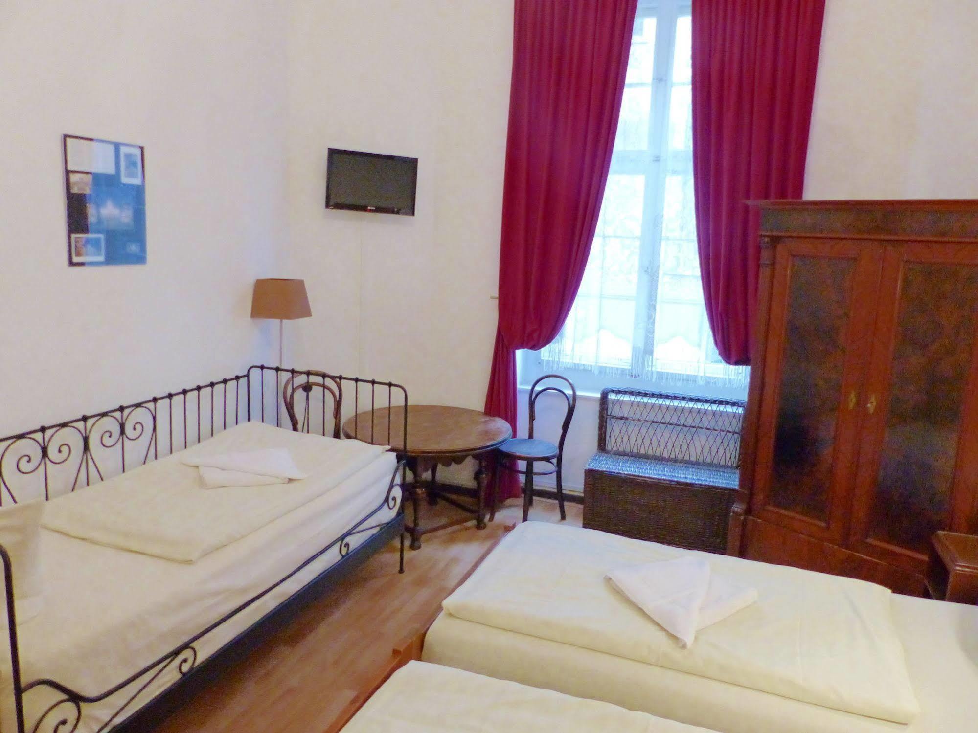 Hotel Pension Waizenegger Am Kurfuerstendamm เบอร์ลิน ภายนอก รูปภาพ