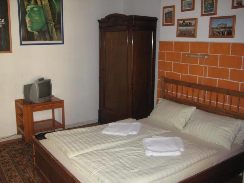 Hotel Pension Waizenegger Am Kurfuerstendamm เบอร์ลิน ภายนอก รูปภาพ